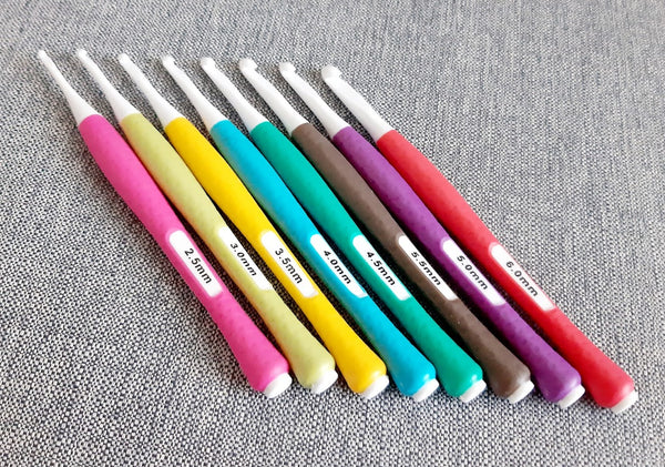 Beginner Crochet Hook 8pc Set Sizes 2.5-6.0mm, Plastic Hooks with Soft Grip Silicone Handle Gift Set Crochet Ergonomic handle