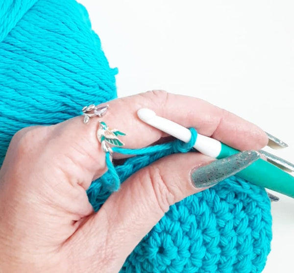 Yarn Tension Ring Colorful Hummingbird & Flower Adjustable Size 6-10 Crochet Ring Silver Plated Beginner Knitting Crochet Gift Yarn Guide