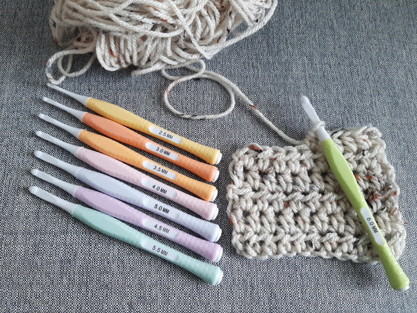 Beginner Crochet Hook 8pc Set Sizes 2.5-6.0mm, Plastic Hooks with Soft Grip Silicone Handle Gift Set Crochet Ergonomic handle