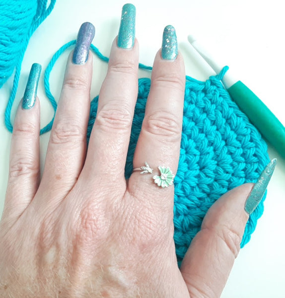 Sterling Silver Yarn Tension Ring Bee & Light Green Flower Adjustable Size 6-10 Crochet Ring Beginner Knitting Crochet Gift Yarn Guide