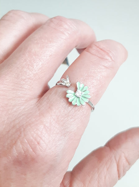 Sterling Silver Yarn Tension Ring Bee & Light Green Flower Adjustable Size 6-10 Crochet Ring Beginner Knitting Crochet Gift Yarn Guide