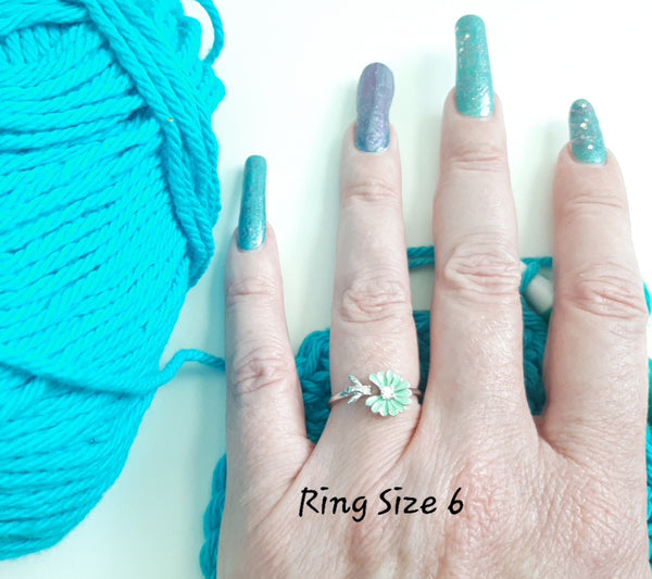 Sterling Silver Yarn Tension Ring Bee & Light Green Flower Adjustable Size 6-10 Crochet Ring Beginner Knitting Crochet Gift Yarn Guide