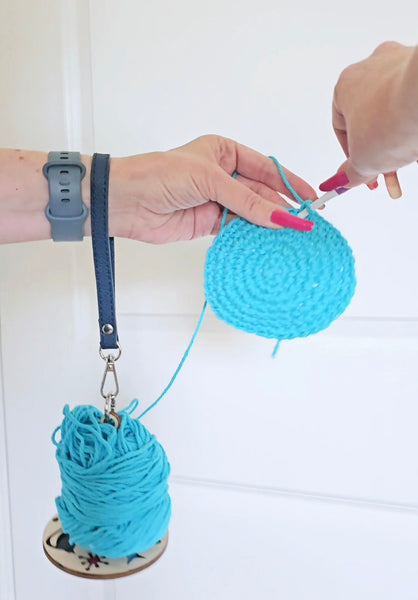 Portable Yarn Holder Spinning Wrist Hanger for Yarn Storage Holder Prevents Yarn Tangles Gift for Crocheter or Knitter Tools for Travel