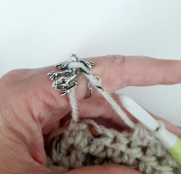 Yarn Tension Ring Iguana Lizard Gecko Silver Adjustable Size 6-10 Crochet Ring Beginner Knitting Crochet Gift Tension Regulator Tool