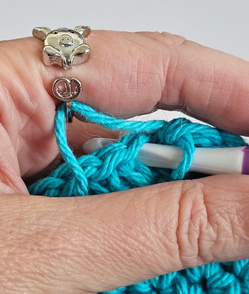 Silver Pig Yarn Tension Ring Adjustable Ring Size 7-10 Crochet Ring Crochet Beginner Knitting Gift Yarn Ring Guide Regulator Tool