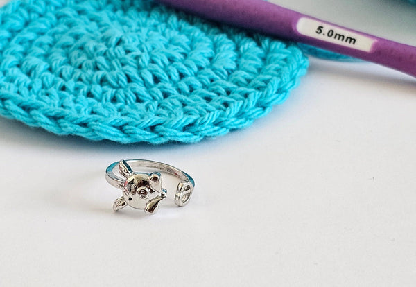 Silver Pig Yarn Tension Ring Adjustable Ring Size 7-10 Crochet Ring Crochet Beginner Knitting Gift Yarn Ring Guide Regulator Tool