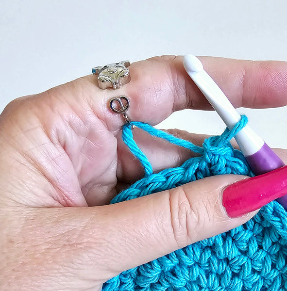 Silver Pig Yarn Tension Ring Adjustable Ring Size 7-10 Crochet Ring Crochet Beginner Knitting Gift Yarn Ring Guide Regulator Tool