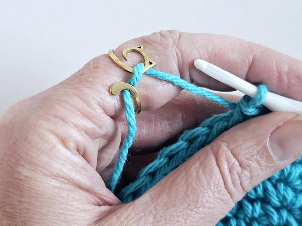 Mini Crochet Storage Case Cute Kitty Cat Yarn Tension Ring & Stitch Markers Crochet Gift Set for Knitter Cat Tin Cat Pill Box