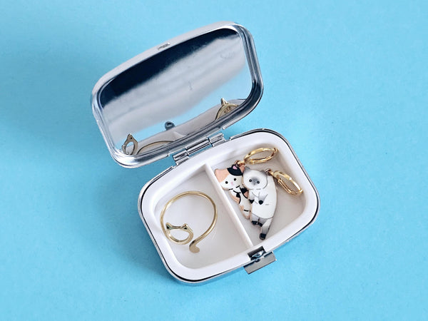 Mini Crochet Storage Case Cute Kitty Cat Yarn Tension Ring & Stitch Markers Crochet Gift Set for Knitter Cat Tin Cat Pill Box